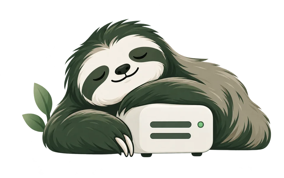 Maskot sloth Lazy Run bersantai sambil memeluk pod komputasi.